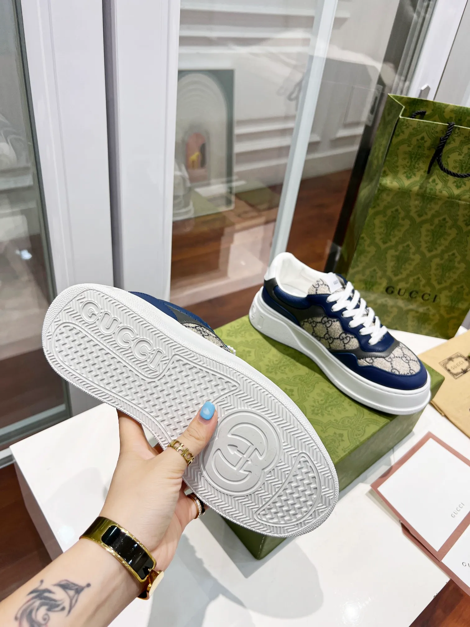 👟👟Ex-factory price👟👟Ex-factory price 480👟👟 Brand new Chunky B series lightweight soft thick sole sports series! G family's white shoes for couples, GUUC* counter-synchronized shoes, ancient and exotic catwalk models! The style design is light, luxurious and retro...thick sole increases height...similar to an upgraded version of classic white shoes! Original customized cowhide fabric (classic old floral fabric, perforation, embossing process), cowhide lining, original foam lightweight outsole, GG Logo on the heel, 4cm thick sole, classic Gucci webbing... Women's 35-40/Men's 39-44 (full size) Women's 41, Men's 45 are custom-made and non-returnable